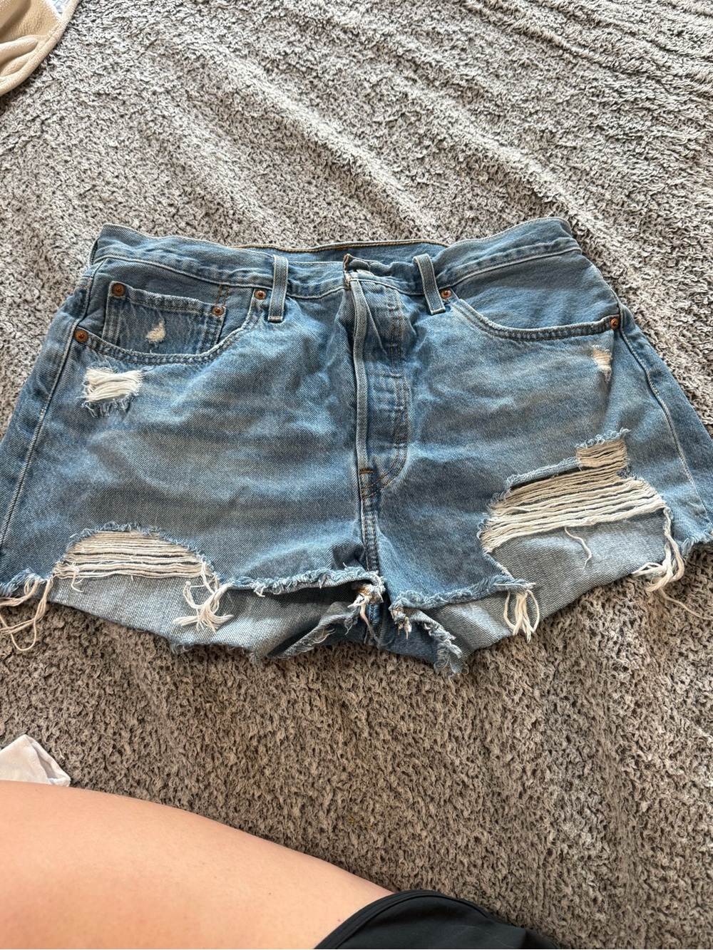 Levis High-Rise Distressed Denim Shorts - Light Blue W32
